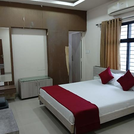 Hotel Tirupati Palace Индор Екстериор снимка