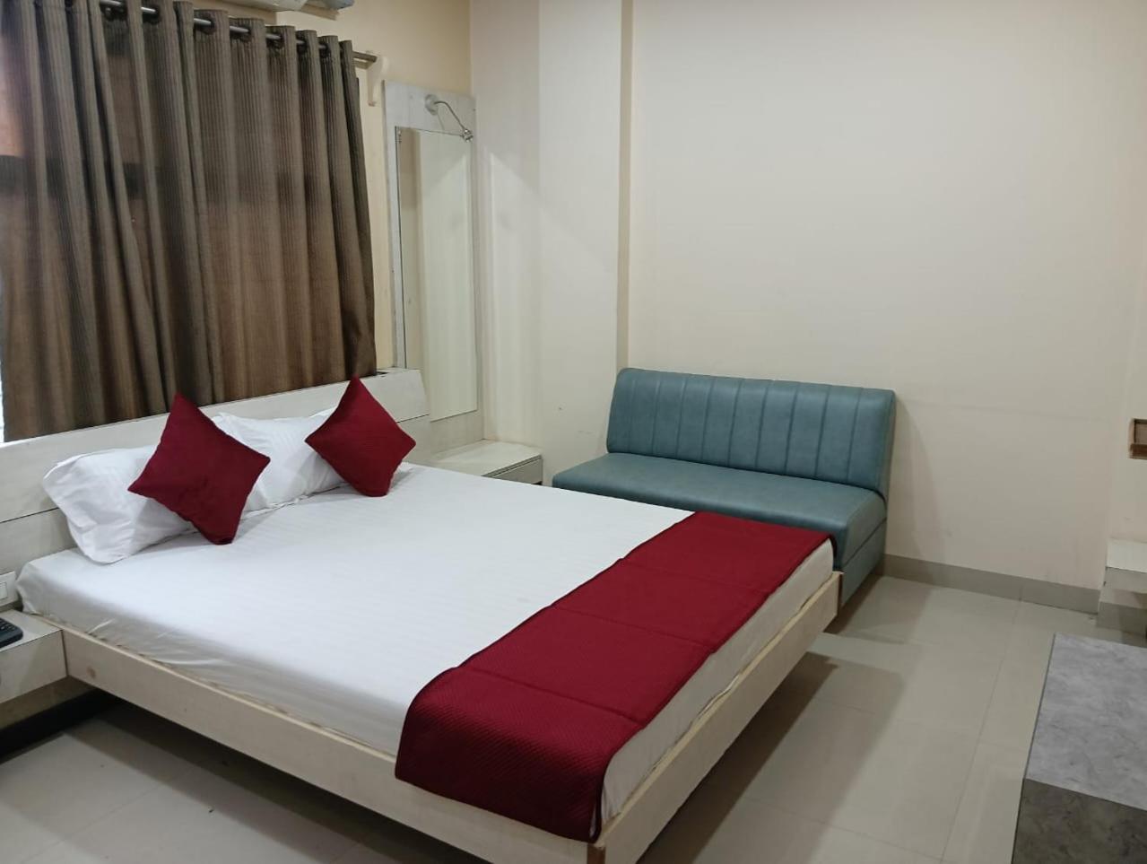Hotel Tirupati Palace Индор Екстериор снимка