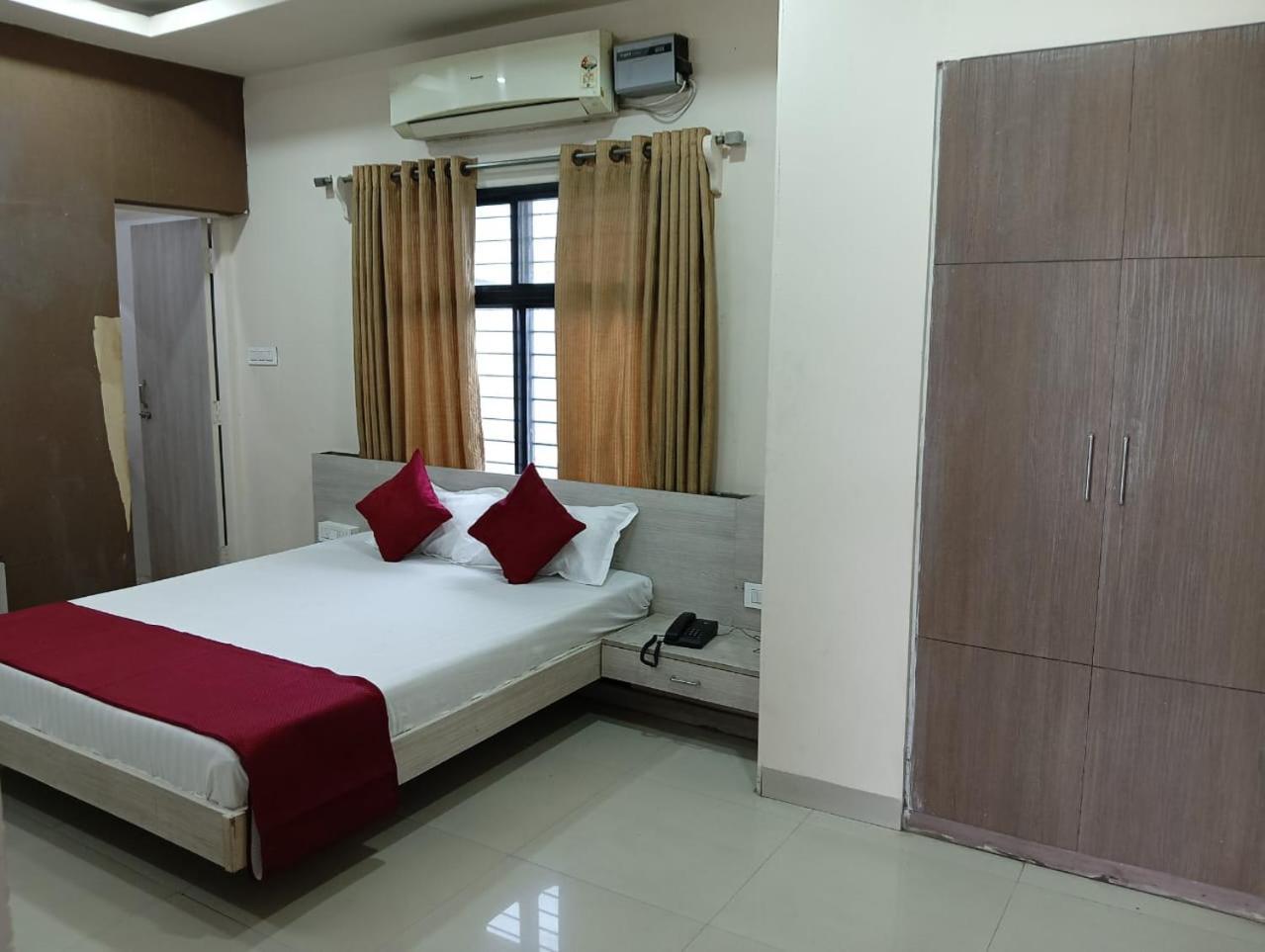 Hotel Tirupati Palace Индор Екстериор снимка