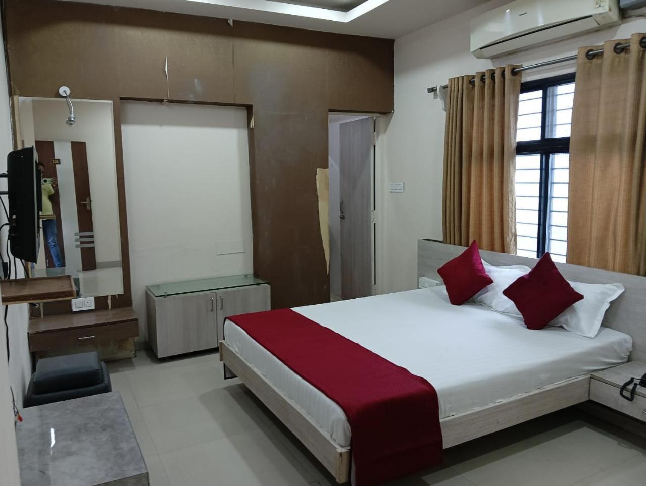 Hotel Tirupati Palace Индор Екстериор снимка