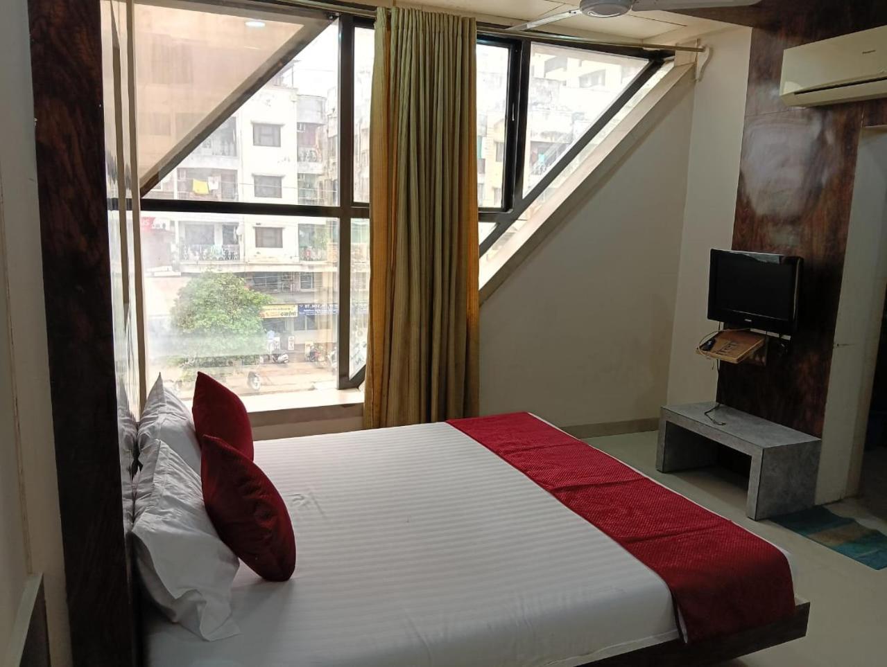 Hotel Tirupati Palace Индор Екстериор снимка
