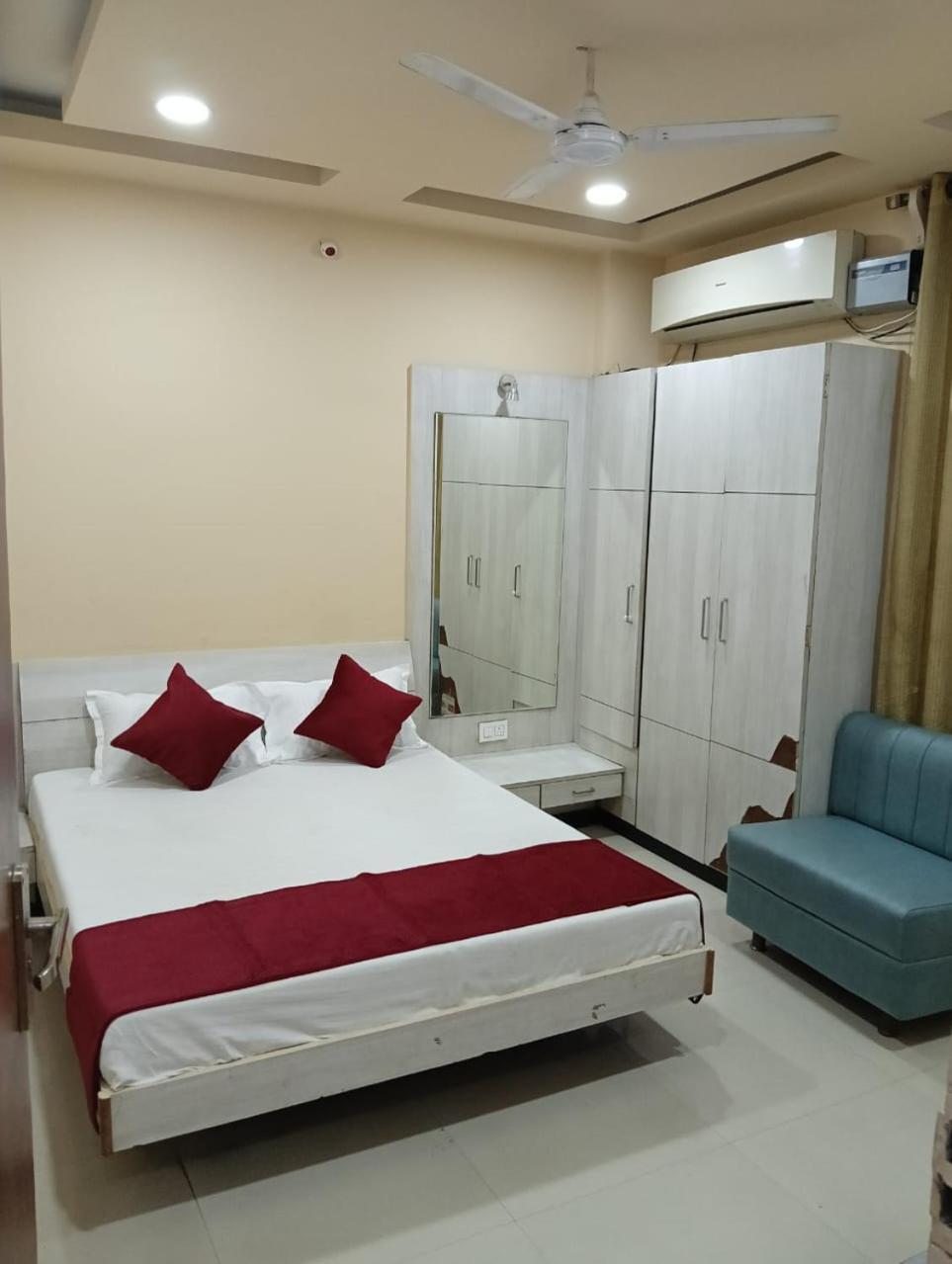 Hotel Tirupati Palace Индор Екстериор снимка
