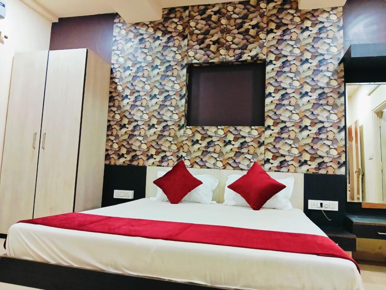 Hotel Tirupati Palace Индор Екстериор снимка