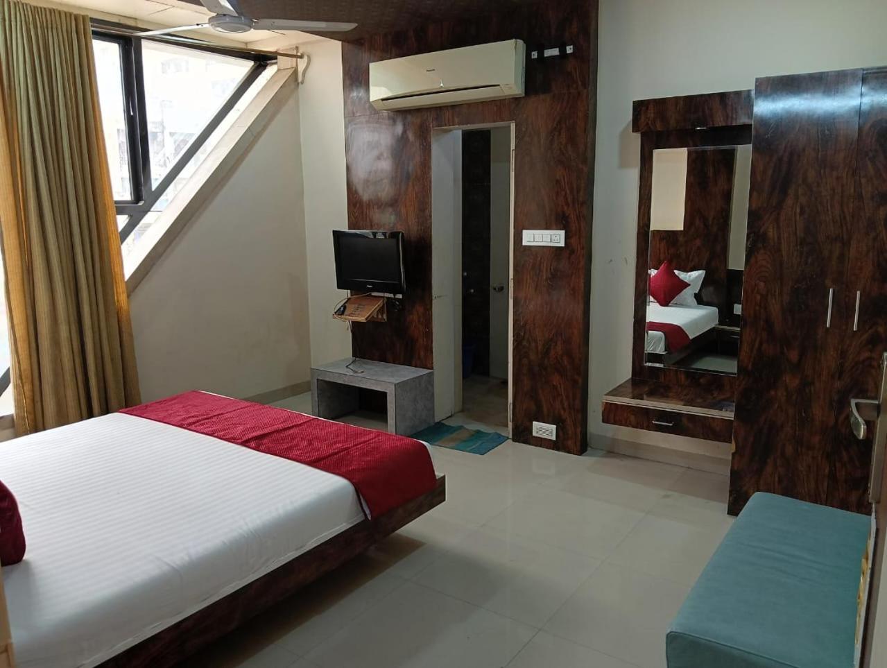 Hotel Tirupati Palace Индор Екстериор снимка