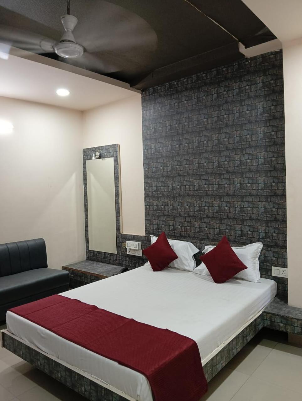 Hotel Tirupati Palace Индор Екстериор снимка