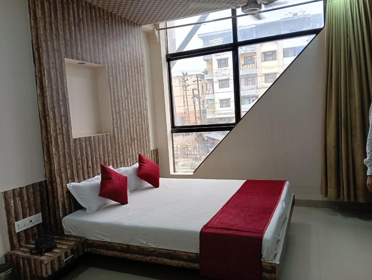 Hotel Tirupati Palace Индор Екстериор снимка